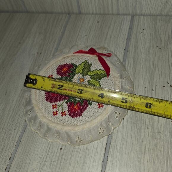 Vtg Handmade Strawberry Cross-Stich With Eyelet Ruffled Edge Wall Hanging Mini - Picture 3 of 4